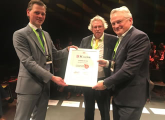 Director K-Line (Nederland) B.V receiving the Award